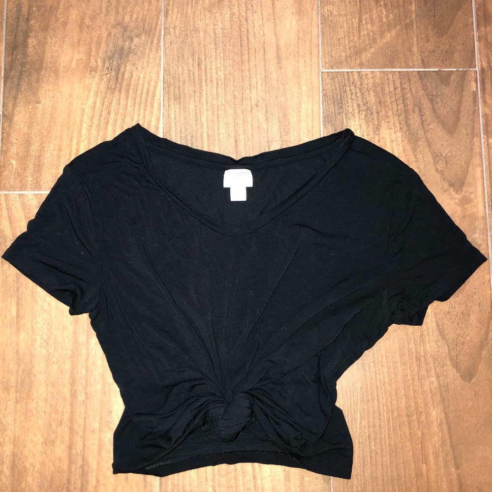 PLAIN BLACK V-NECK